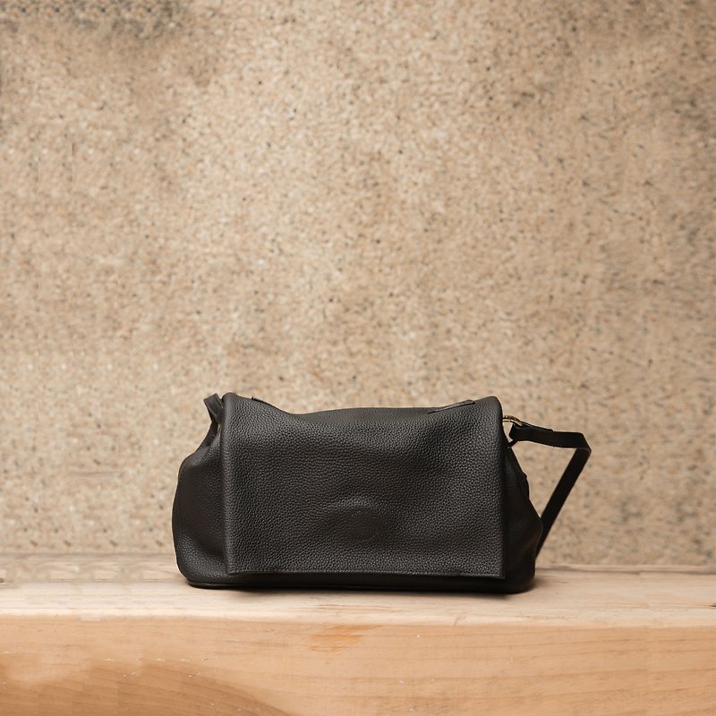 Simple flaky bag cover-shoulder square bag-black - กระเป๋าแมสเซนเจอร์ - หนังแท้ สีดำ