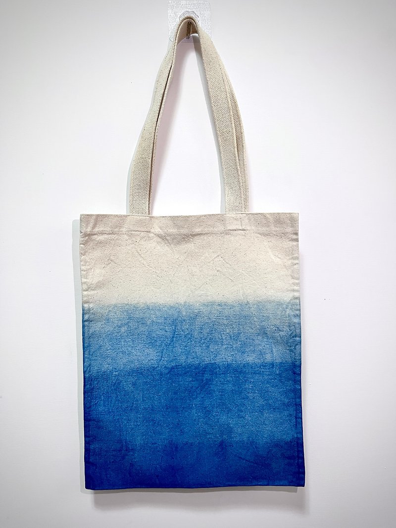 Handmade Blue Dyed Gradient Canvas Bag - กระเป๋าถือ - ผ้าฝ้าย/ผ้าลินิน 
