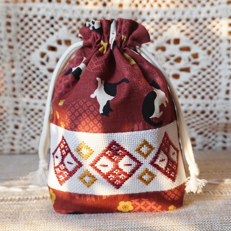 Small scarf embroidered bunch pocket black and white cat (red) | Embroidered bunch pocket rope bag to store small items - กระเป๋าเครื่องสำอาง - ผ้าฝ้าย/ผ้าลินิน สีแดง