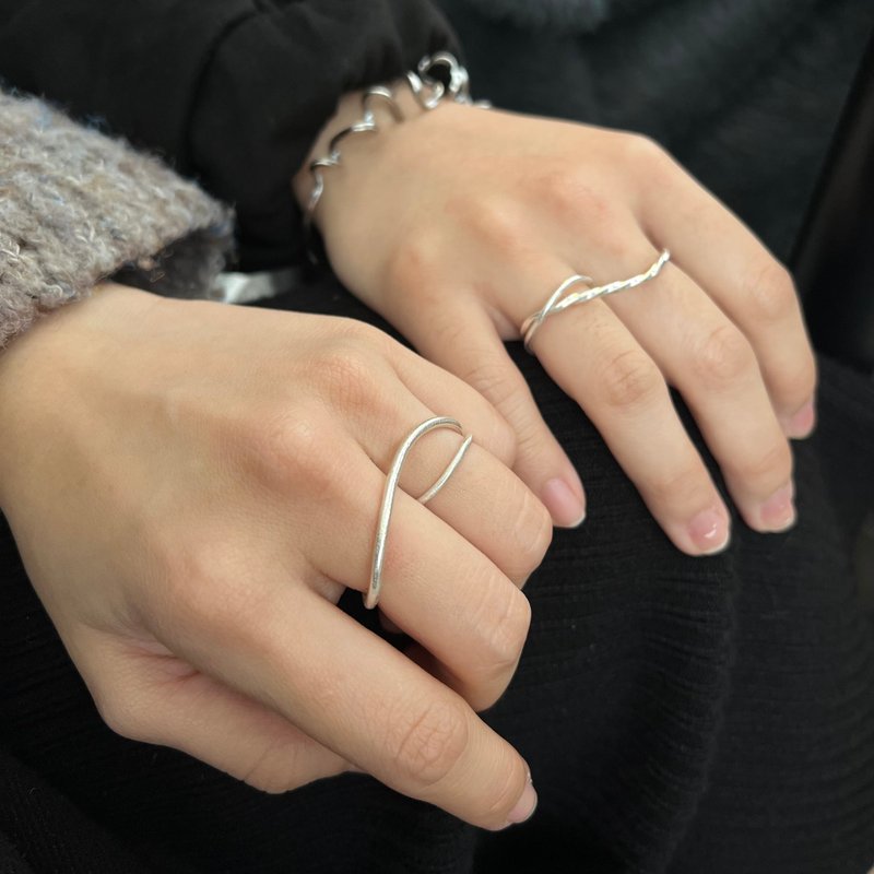 Artistic and streamlined flip-up two-finger ring - แหวนทั่วไป - เงินแท้ สีเงิน