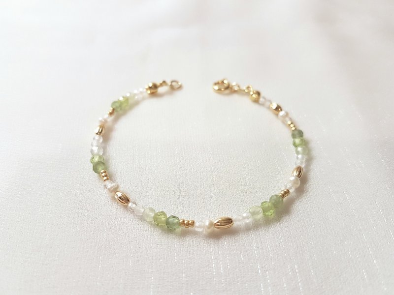 Valley Moonlight‧ Green Stone Stone Stone White Crystal Pearl Thin Bracelet - Bracelets - Gemstone Green