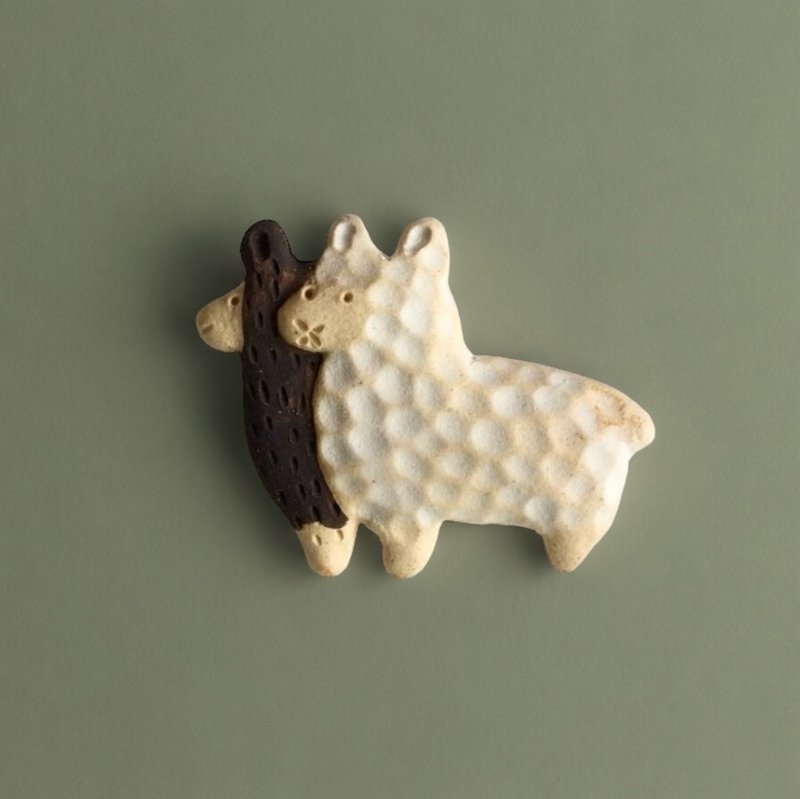 Ceramic brooch Al-chan and Pakarin - Brooches - Pottery White