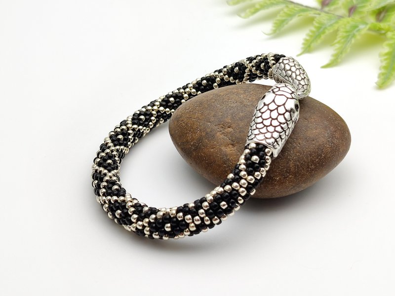 Black beaded snake bracelet, Ouroboros jewelry, Serpent bracelet - 手鍊/手環 - 玻璃 黑色