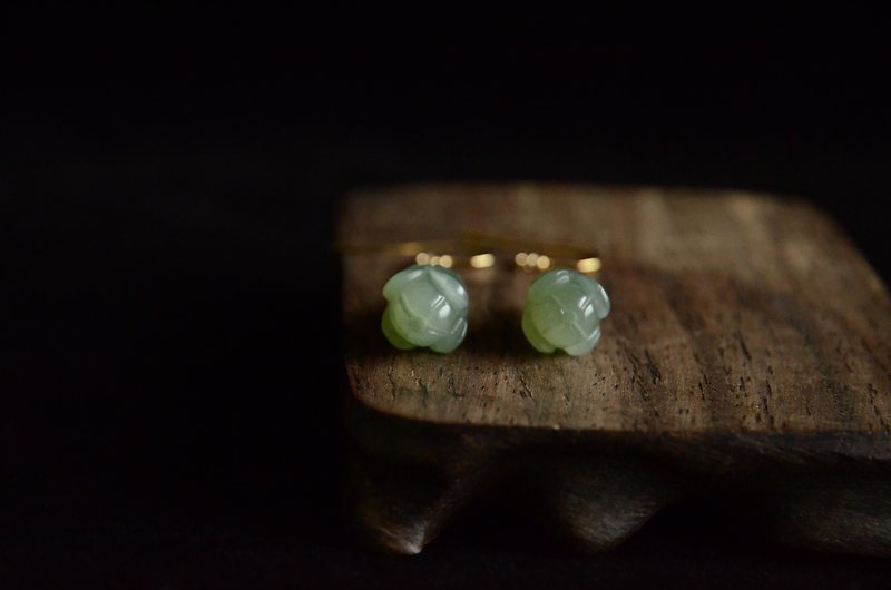 [Magnolia] Hetian jade carved magnolia classical romantic earrings earrings - Earrings & Clip-ons - Jade Green