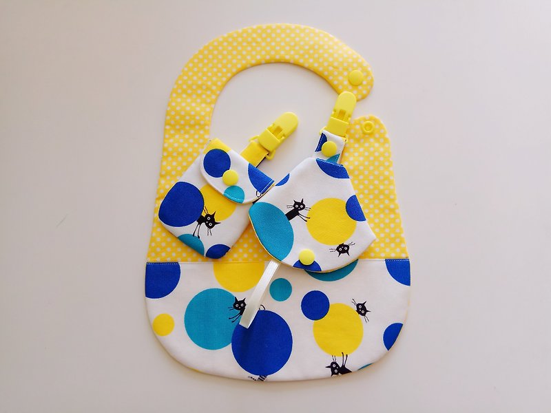 <藍> 貓咪玩球彌月禮物 嬰兒圍兜+平安符袋+二合一奶嘴夾 - 滿月禮物 - 棉．麻 多色