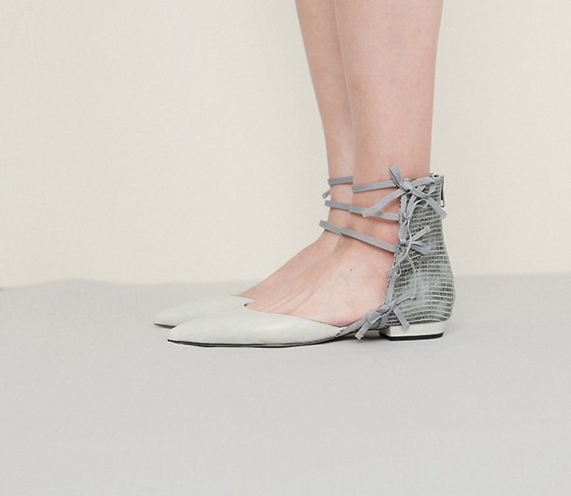 [Exhibition products 出清]Side ribbon decoration leather pointed shoes gray - Sandals - Genuine Leather White