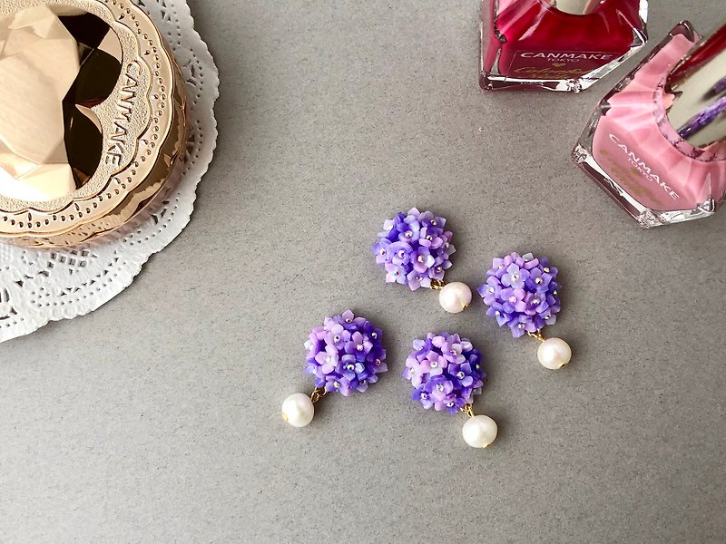 丸いパープル紫陽花と高級淡水パールのイヤーカフ - ピアス・イヤリング - 粘土 パープル