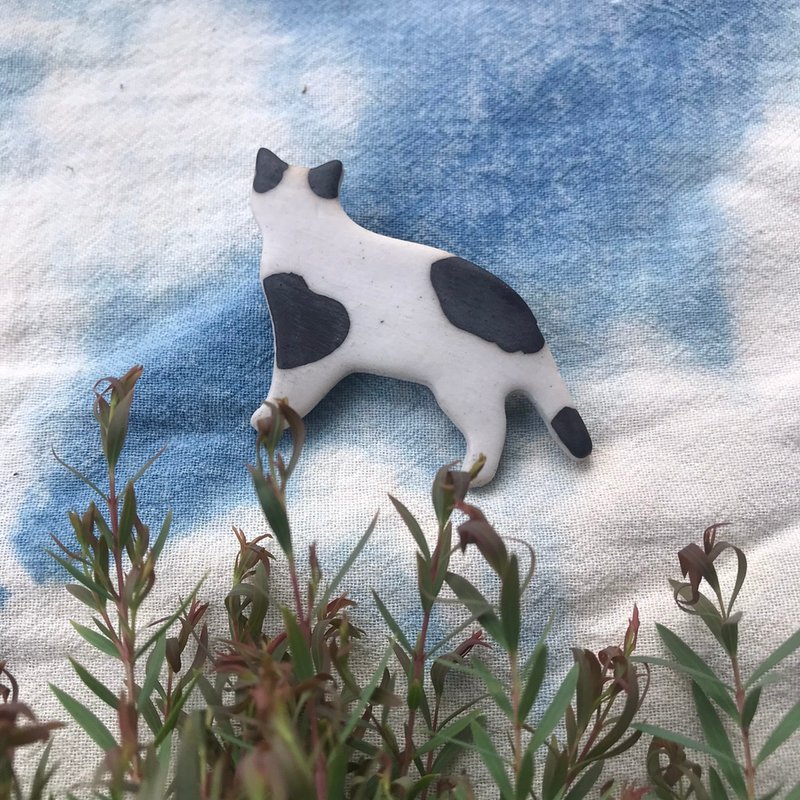 Black and white Cat  / ceramic brooch / handmade - 胸針 - 陶 白色
