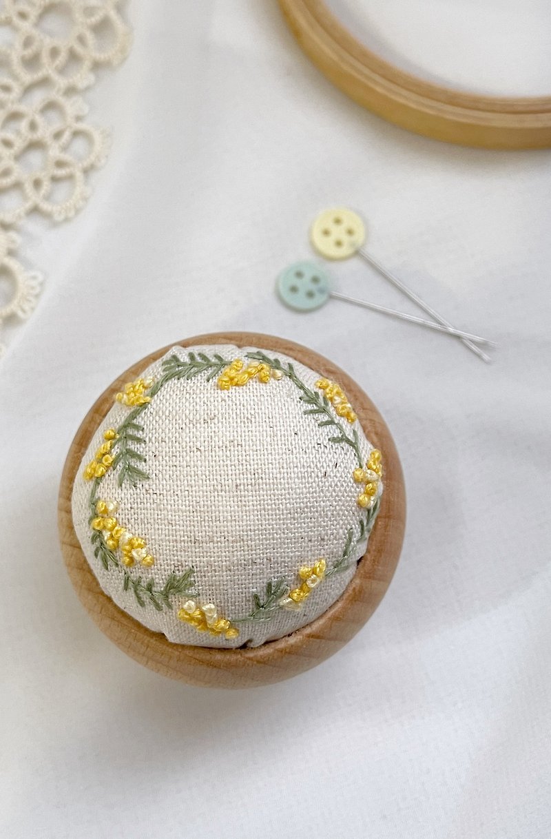 [Handmade by Ms. Fang] Beautiful handmade acacia log base needle insert embroidery bag needle insert cushion - เย็บปัก/ถักทอ/ใยขนแกะ - ผ้าฝ้าย/ผ้าลินิน สึชมพู