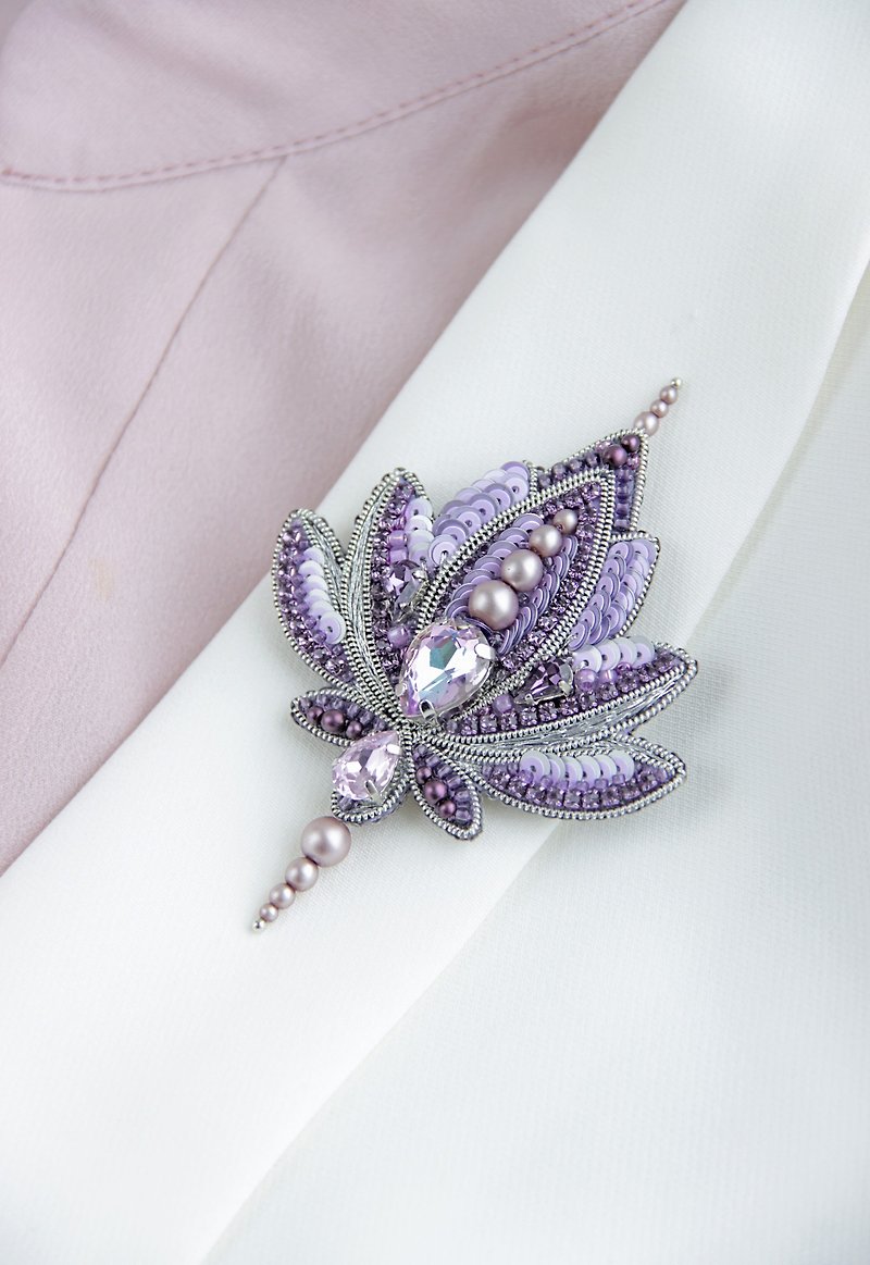 Flower brooch, handmade flower brooch, lotus brooch, handmade flower jewellery - Brooches - Colored Glass Purple