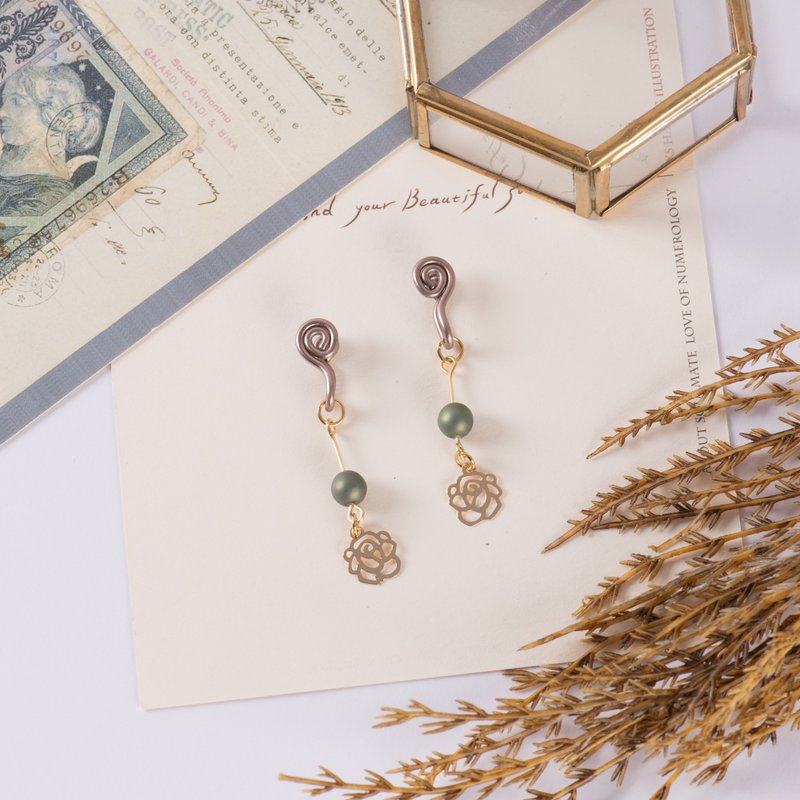 Xiaori Rose Painless Clip-On/ Golden Flower Green Bead - Earrings & Clip-ons - Other Metals 