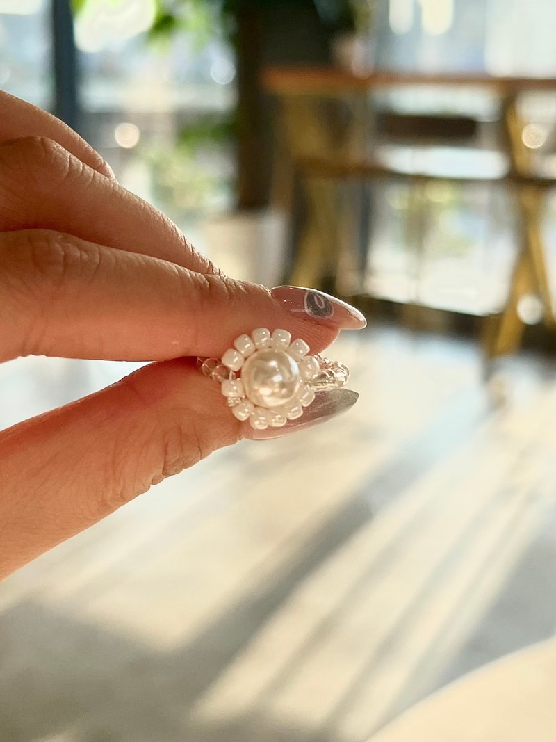 Daisy in Pearl Ring丨Pearl flower handmade beaded ring - แหวนทั่วไป - ไข่มุก 