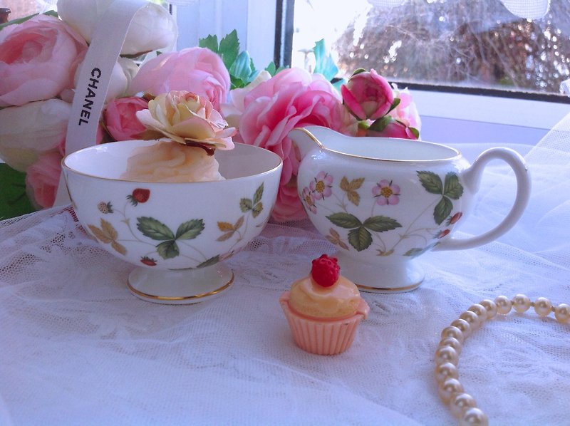 British bone china wedgwood Wild Strawberry wild strawberry milk jug sugar bowl gift for two - Other - Porcelain Multicolor