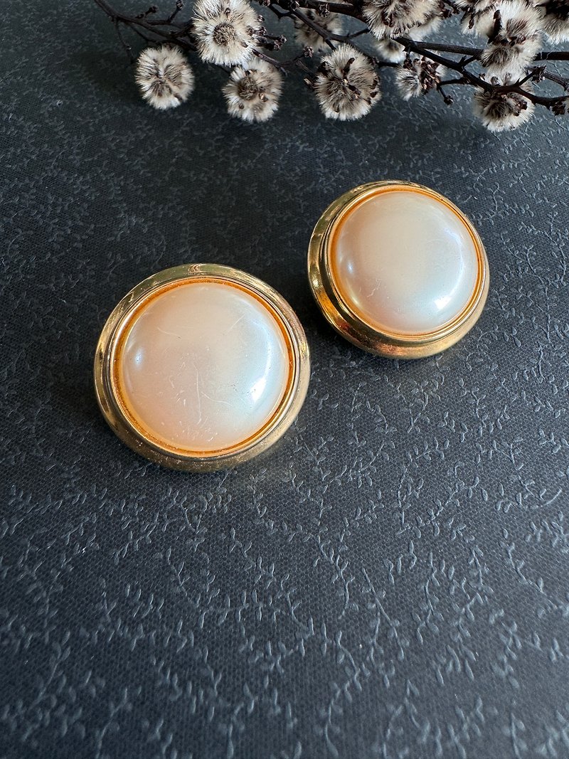 Old and Good Antique Jewelry Gold Round Pearl Imitation Bead Clip Earrings C997 - ต่างหู - โลหะ สีทอง