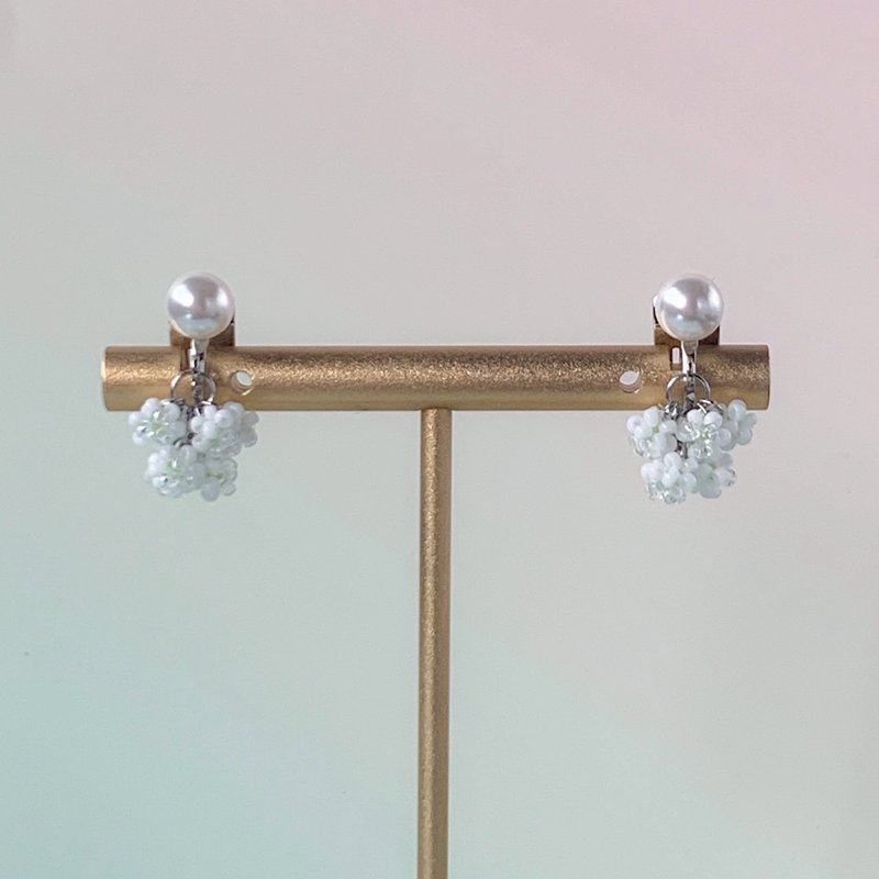 一粒パールとシロツメクサのブーケイヤリング (小)【金具 シルバー】 - 耳環/耳夾/耳骨夾 - 其他金屬 銀色