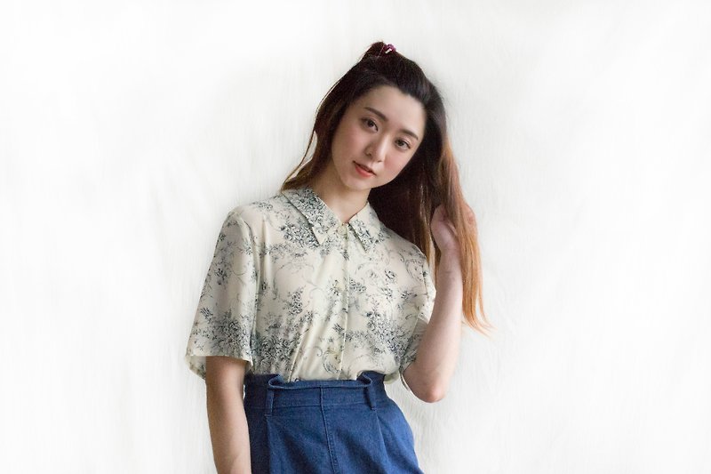 Beige flower sketch vintage short-sleeved shirt - Women's Shirts - Polyester 
