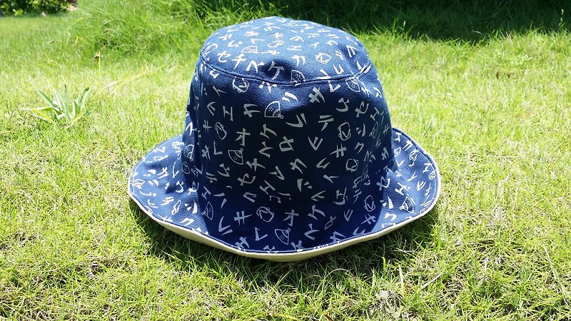 日本文字圖紋&淺卡其素色雙面帽/漁夫帽/遮陽帽 - 帽子 - 棉．麻 藍色