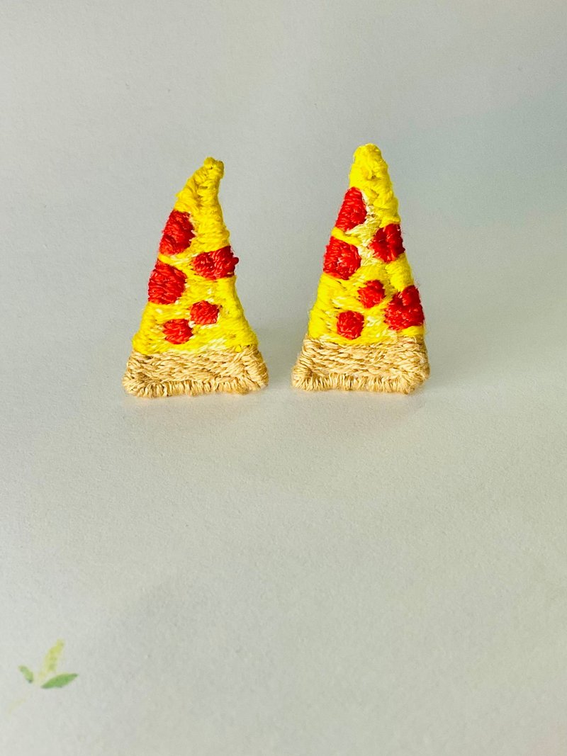 手刺繍 アメリカンサラミピザピアスC 美食ハンドメイドフード 特別なアクセサリー ギフト - ピアス・イヤリング - 刺しゅう糸 イエロー