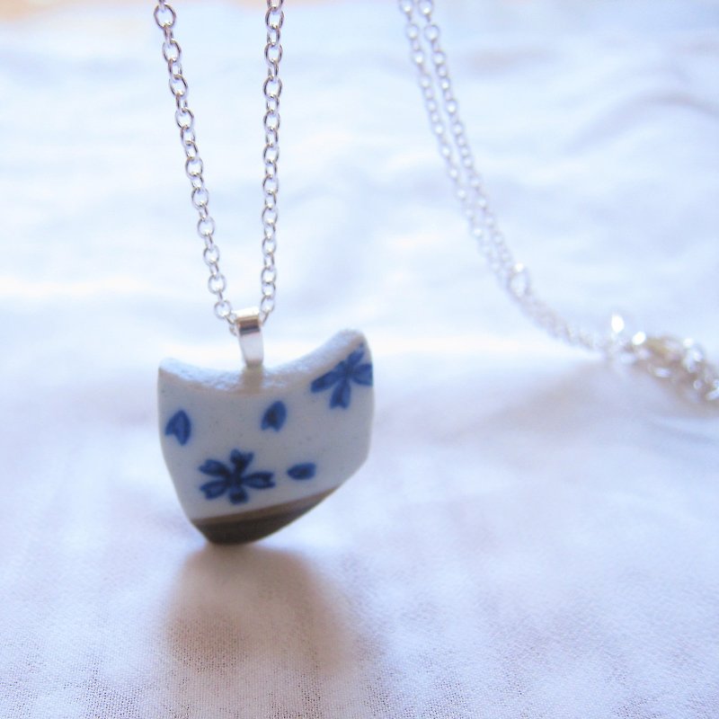 Cup Fragment Necklace-Crescent Moon // 2nd use Ornaments/ Ceramic Ornaments/ Fracture Traces/ Blue and White Ceramic Necklace - สร้อยติดคอ - เครื่องลายคราม 