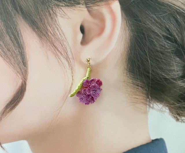 【ハンドメイド】056 アリッサムとバラのピアス/イヤリング ハンドメイド】056 アリッサムとバラのピアス/イヤリング（薔薇
