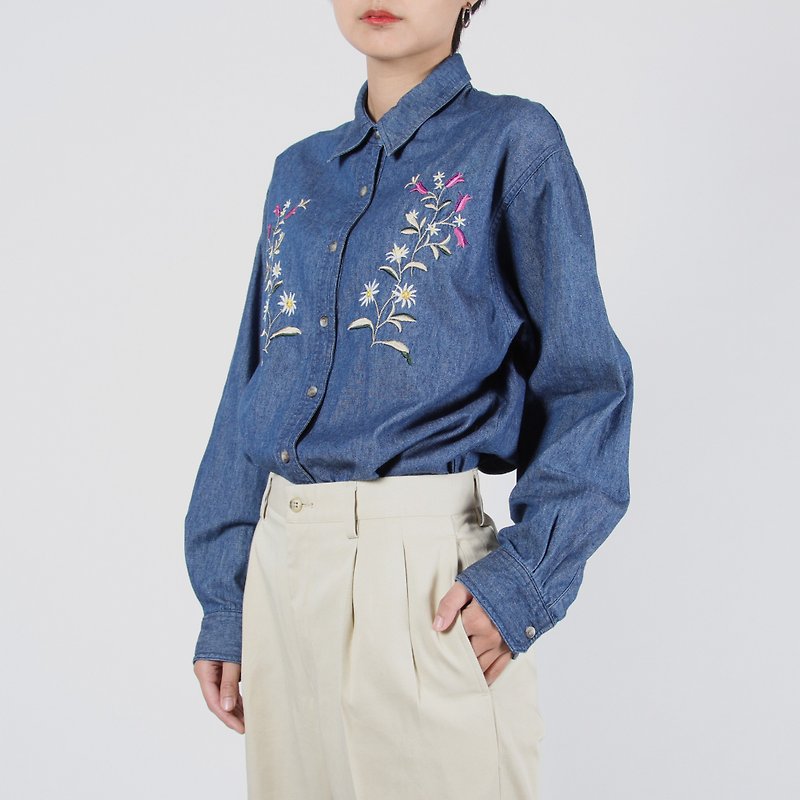 [Egg Plant Vintage] Yue Jian Suzuran Embroidered Denim Vintage Shirt - Women's Shirts - Cotton & Hemp Blue
