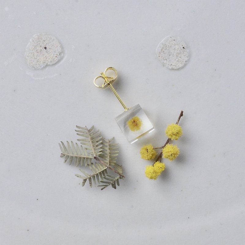 Mimosa stud earrings for one ear resin / stainless steel / Japanese design - Earrings & Clip-ons - Resin Yellow