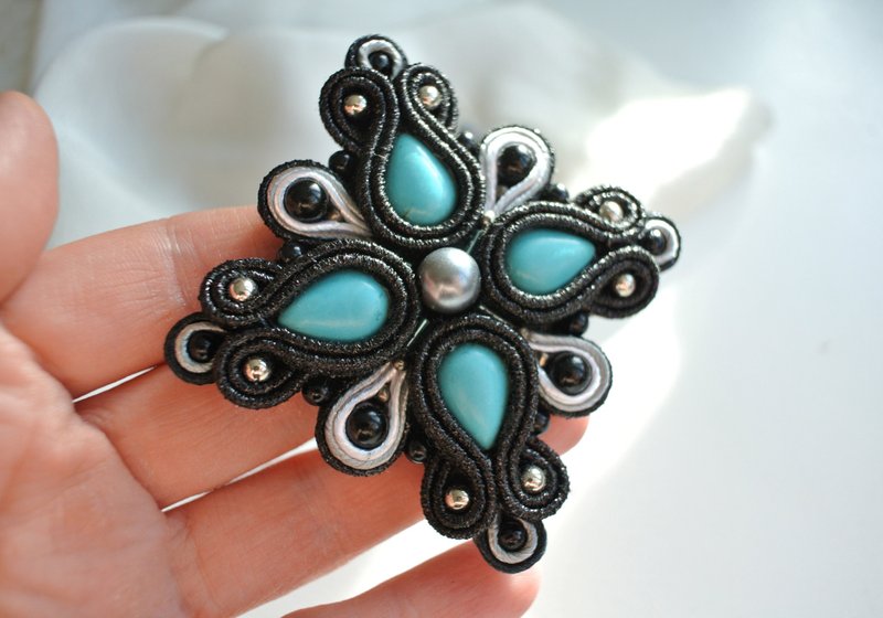 Black brooch with turquoise stones, beaded cross brooch, soutache embroidery - 胸針 - 其他材質 黑色