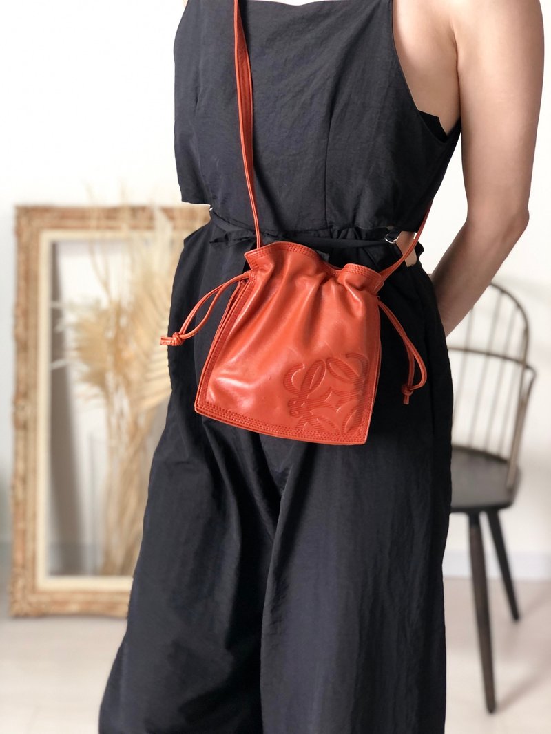 【 日本直送　名牌中古包 】LOEWE ロエベ アナグラム ショルダーバッグ ブラウン レザー 巾着 vintage ヴィンテージ オールド gu6xkn - 側背包/斜背包 - 真皮 咖啡色