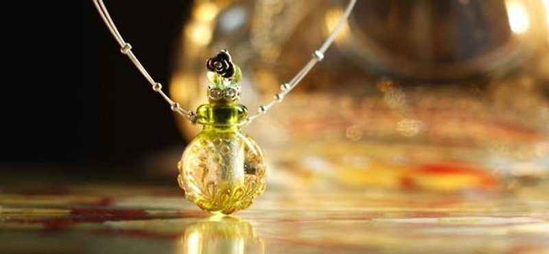 Perfume bottle pendant / round green - Necklaces - Other Metals 