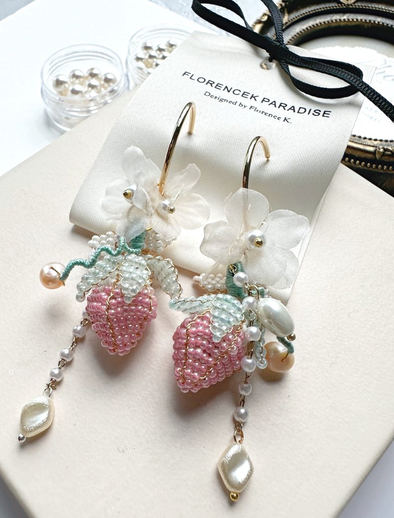 Strawberry Earrings made of Japanese Beaded Trendy Earring - ต่างหู - คริสตัล สึชมพู