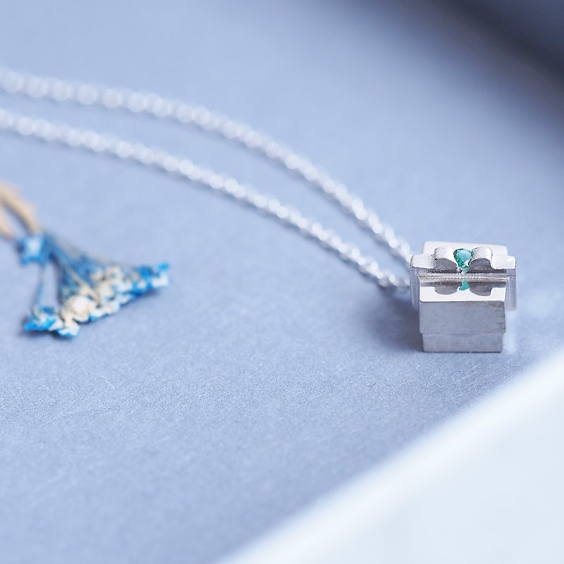 Emerald Petit Gift Box Necklace Silver 925 - สร้อยคอ - โลหะ สีเขียว