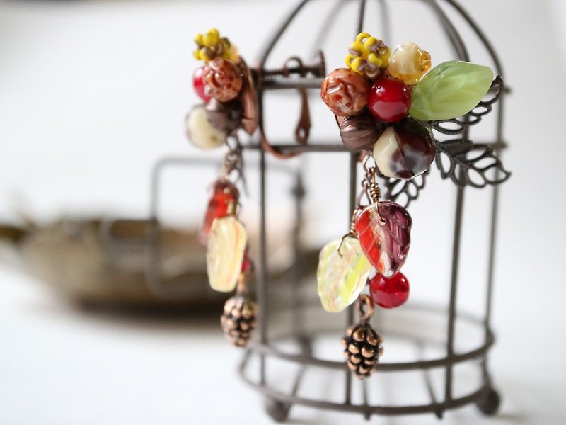 Child squirrel Clip-On Autumn Winter Chic Adult Elegant Leaf Forest Thickets Trees Trees Nuts Pine Bokkuri Christmas Colorful One-of-a-kind Czech Glass Czech Beads - ต่างหู - แก้ว หลากหลายสี