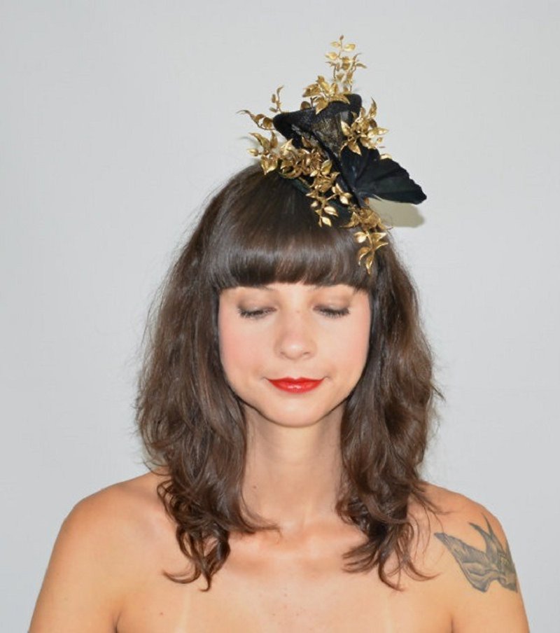 羽毛ゴールド葉とブラックラージバタフライ、声明カクテルパーティー帽子、行事ファッション帽子と魅惑的なかぶと - ヘアアクセサリー - 紙 ブラック