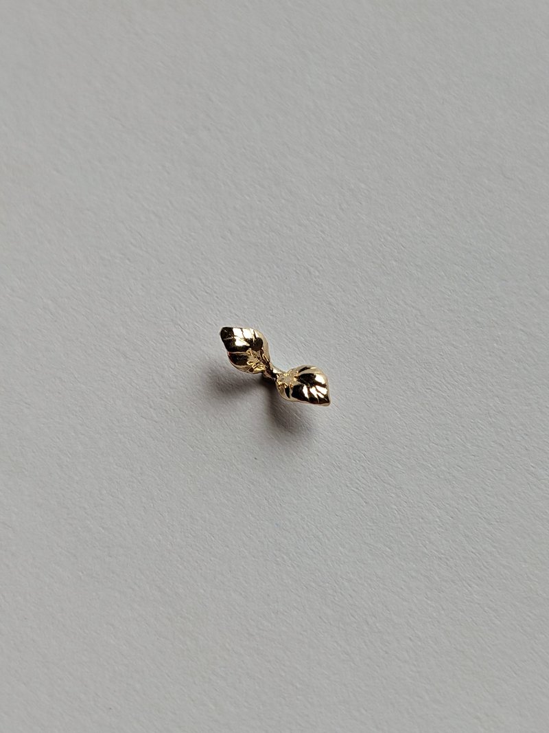 Seedling Earring. Solid gold pierced earring. Simple nature jewellery. - ต่างหู - เครื่องประดับ สีทอง