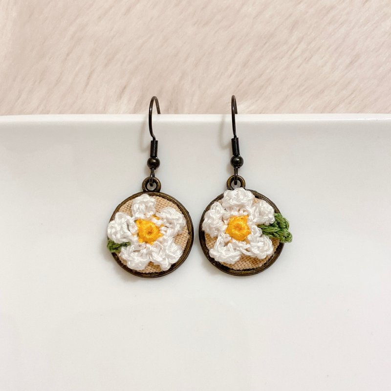 [Egg Yolk Flower 2] Hand-knitted earrings Stainless Steel spring ear hooks*Birthday exchange gift* - Earrings & Clip-ons - Other Metals White