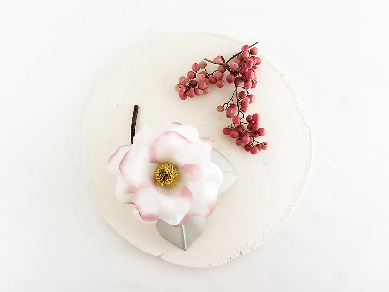 Corsage 咲 椿 white × pink - เข็มกลัด - ผ้าไหม ขาว