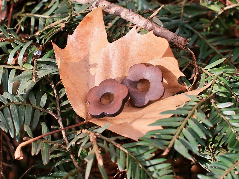 ITS-E132 [木製イヤリング]はあなたですそれは花の木製の耳です - ピアス・イヤリング - 木製 ブラウン