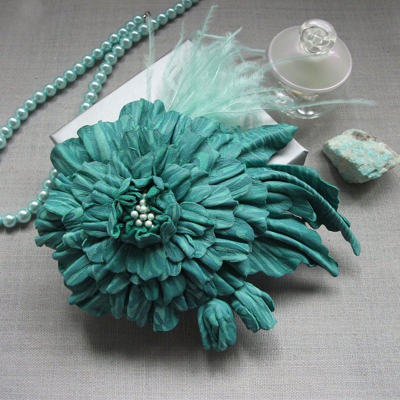 Emerald flower brooch made of suede with ostrich feathers - 胸針 - 真皮 綠色