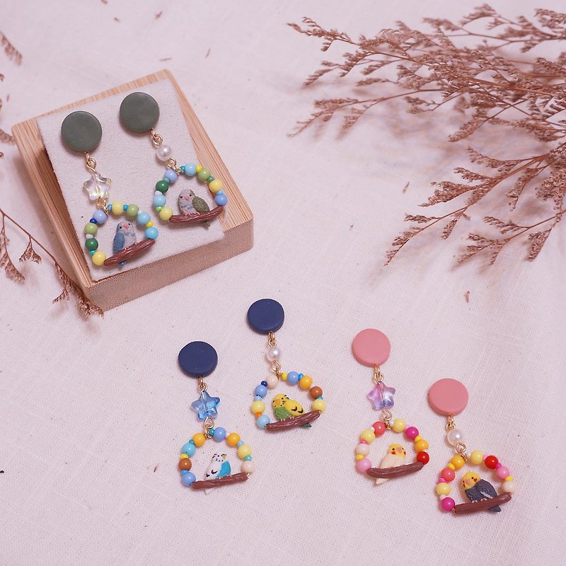 [ㄐㄐ Swing Series] Budgerigar Xuanfeng Monk Parrot Parrot Earrings Soft Pottery - Earrings & Clip-ons - Clay Multicolor