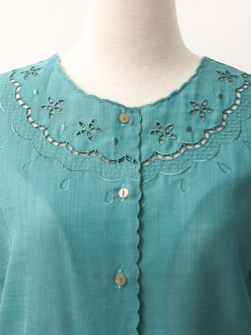 Vintage Japanese Elegant Flower Openwork Embroidered Cut Blue Green Short Sleeve Vintage Shirt - เสื้อเชิ้ตผู้หญิง - เส้นใยสังเคราะห์ สีเขียว