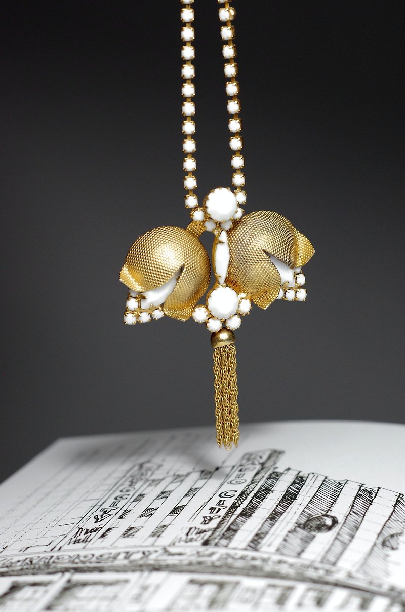 Vintage gold tone milk glass rhinestones necklace