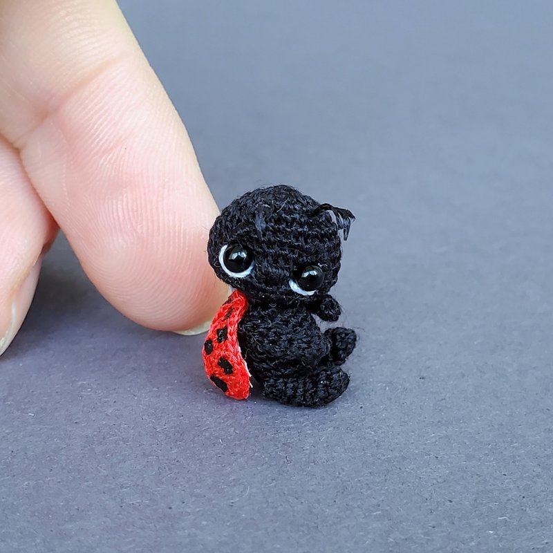 Miniature crocheted ladybug. Dollhouse accessories. Collectible figurine. - 公仔/玩偶 - 棉．麻 黑色