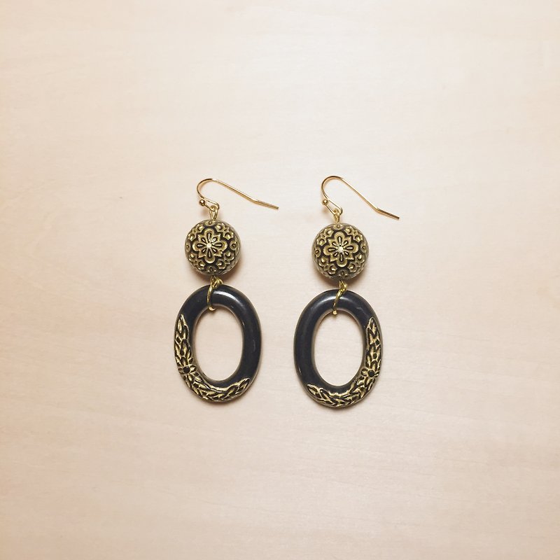 Vintage black carved oval earrings - Earrings & Clip-ons - Resin Black