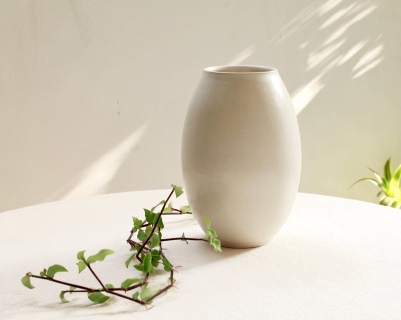 【日常花器】長橢圓白瓷花器-潤白 - 花瓶/花器 - 瓷 白色