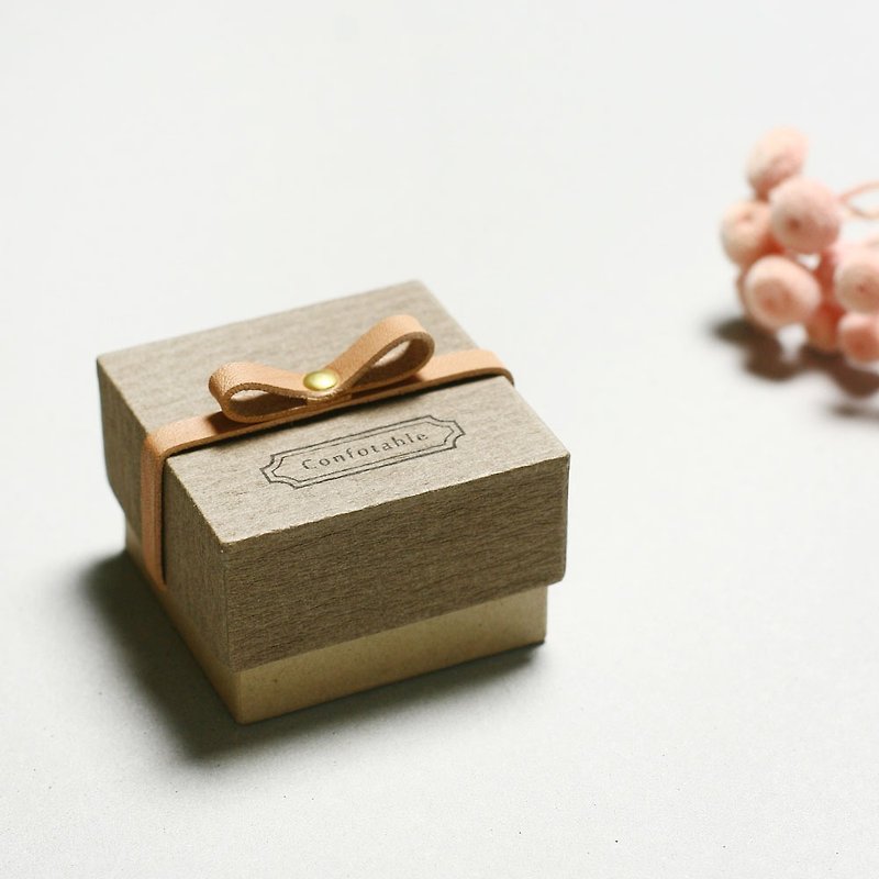Comfortable // Charcoal gray) Giftbox Leather ribbon A small box that conveys your feelings
