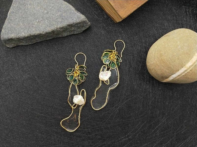 [The only product] malachite green petal irregular shape pearl * resin ear pin ear clip earrings - ต่างหู - เรซิน สีเขียว
