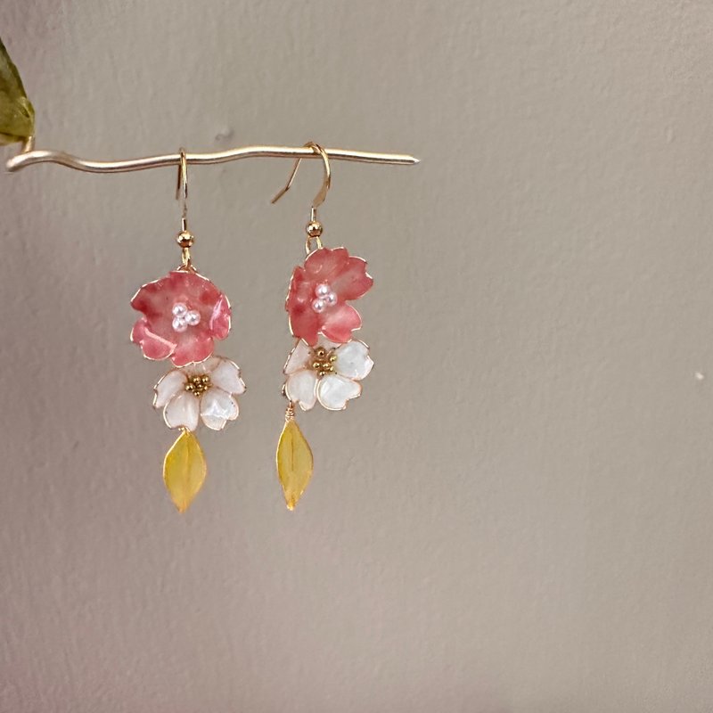 花日祭典 手作編織水晶花貼耳耳環 無痛耳夾 uv飾品 - 耳環/耳夾/耳骨夾 - 其他材質 粉紅色