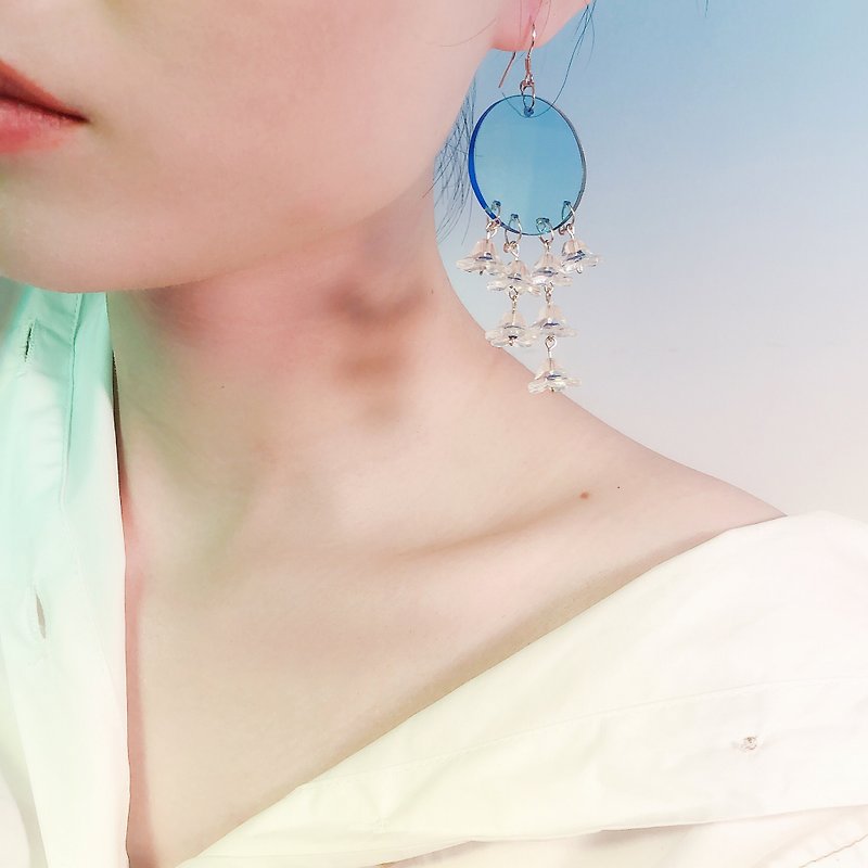 Azure flower bud asymmetrical fresh sterling silver earrings ear clip - ต่างหู - เงินแท้ สีน้ำเงิน