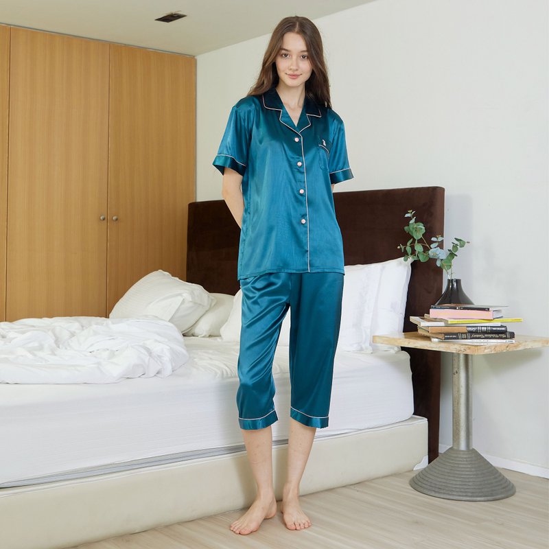 Satin Pajamas short sleeves with three-quarter legs - 居家服/睡衣 - 其他材質 多色