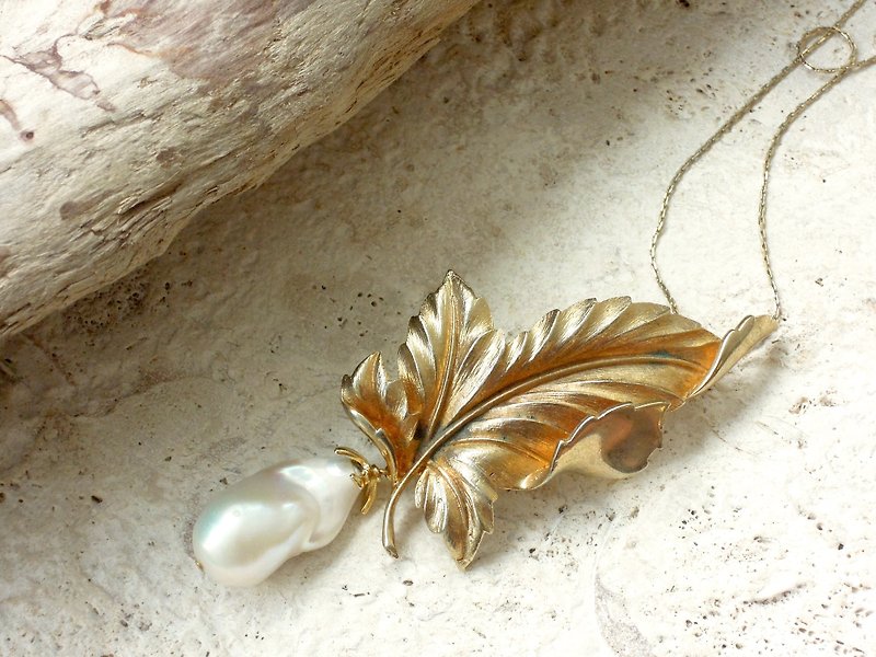 Antique gold leaf with baroque pearl long necklace - สร้อยคอยาว - วัสดุอื่นๆ 